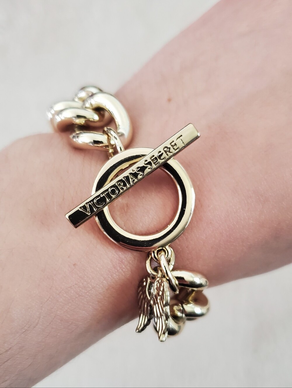 Victoria’s Secret Pave Set Crystal Chunky Gold Curb Chain Toggle Bracelet